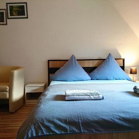 Nest City - Not A Hotel, Private Room With Shared Showers, No Parking, Breakfast, Or Kitchen, Towels Available For A Fee, Check-In 4 Pm To 11 Pm Konstanz Eksteriør bilde