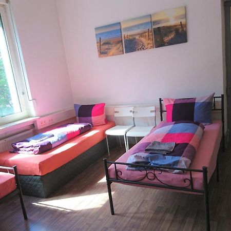Nest City - Not A Hotel, Private Room With Shared Showers, No Parking, Breakfast, Or Kitchen, Towels Available For A Fee, Check-In 4 Pm To 11 Pm Konstanz Eksteriør bilde
