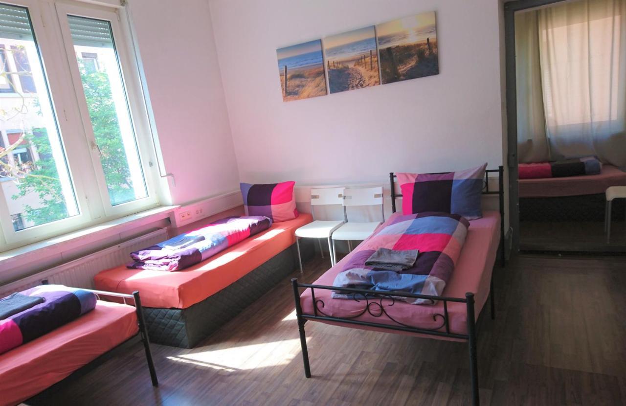 Nest City - Not A Hotel, Private Room With Shared Showers, No Parking, Breakfast, Or Kitchen, Towels Available For A Fee, Check-In 4 Pm To 11 Pm Konstanz Eksteriør bilde