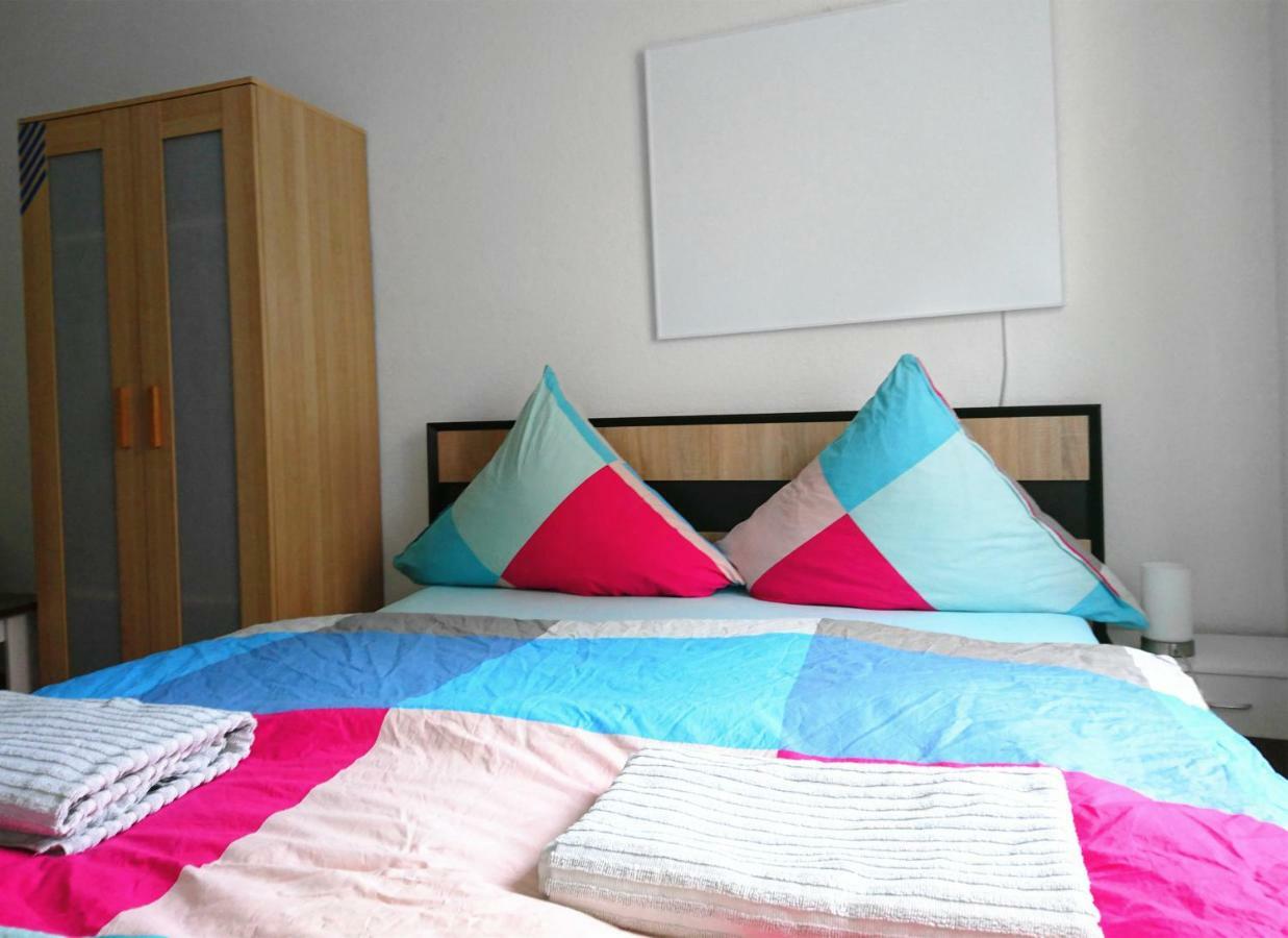Nest City - Not A Hotel, Private Room With Shared Showers, No Parking, Breakfast, Or Kitchen, Towels Available For A Fee, Check-In 4 Pm To 11 Pm Konstanz Eksteriør bilde